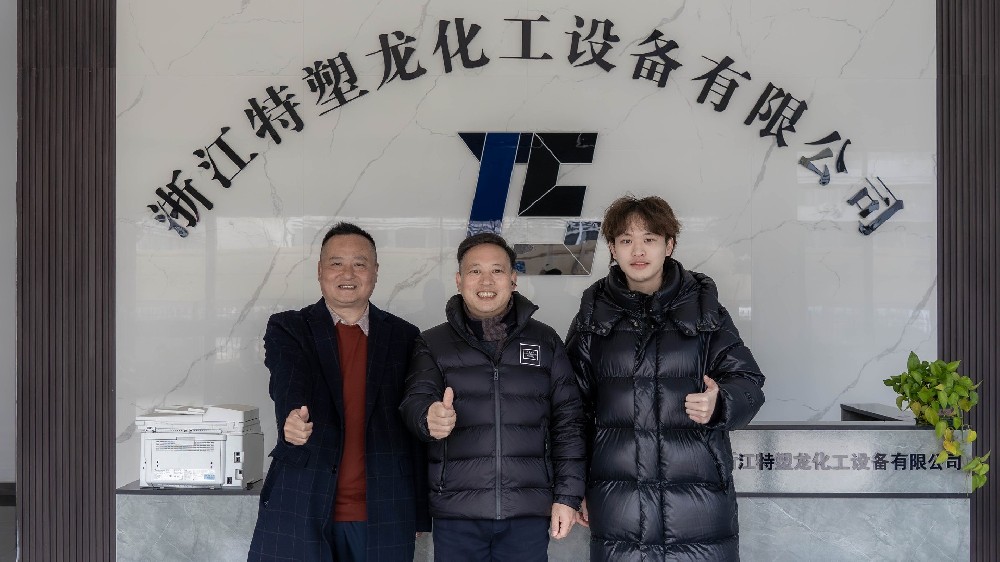 跨越千里，共謀發(fā)展！新疆克拉瑪依客戶(hù)蒞臨特塑龍考察交流